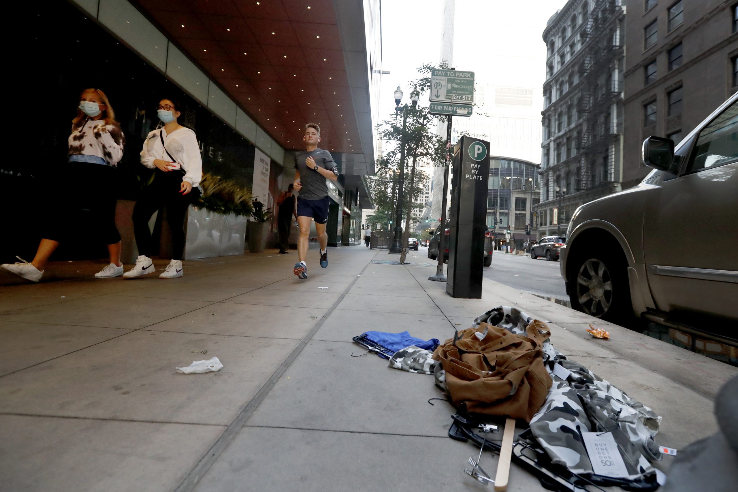 Više od 100 uhapšenih u Čikagu posle nemira i pljačke tokom noći 1