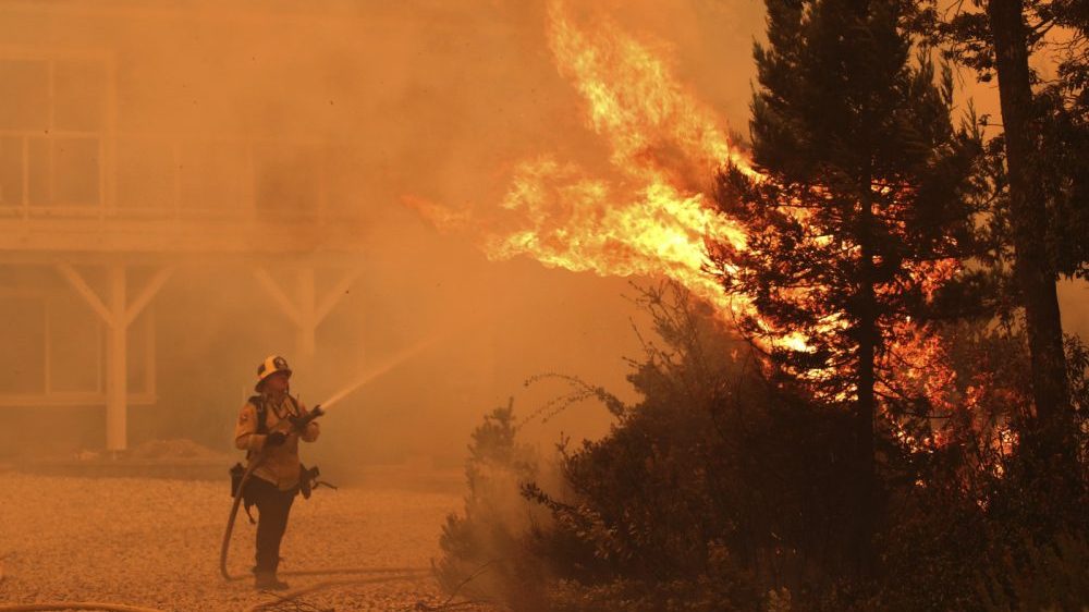 Poginuo pilot prilikom gašenja požara u Kaliforniji, pet osoba povređeno, hiljade evakuisanih 1