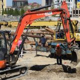 U Ulici kneza Miloša 42 uklonjen bager 2