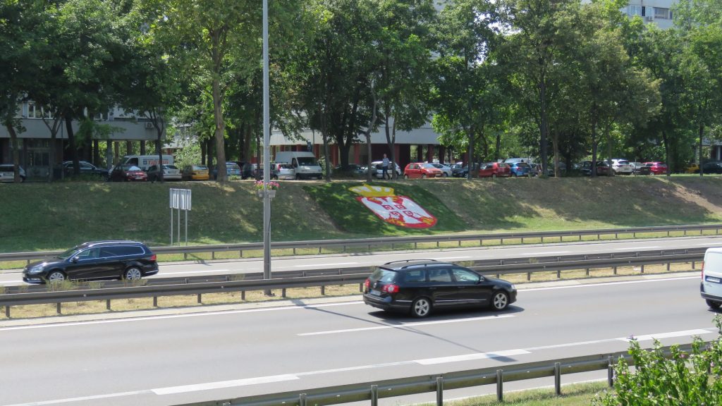 Grb Srbije - novi ukras na autoputu kroz Beograd 2