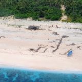 Trojica spasena s pacifičkog ostrva pomoću SOS poruke u pesku 15