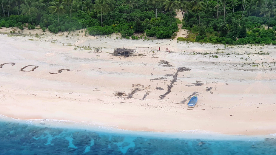Trojica spasena s pacifičkog ostrva pomoću SOS poruke u pesku 1