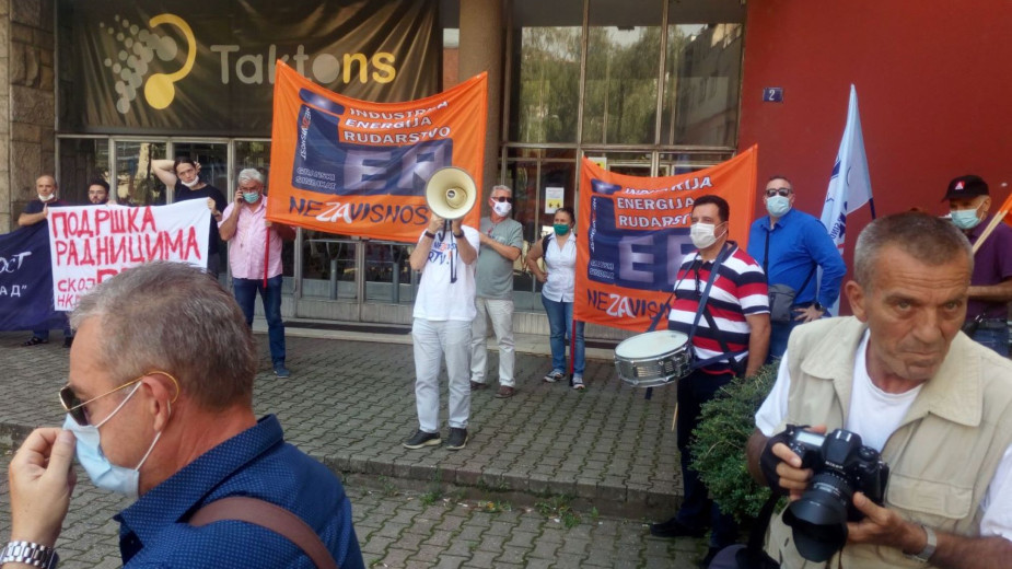 Protest ispred RTV Vojvodine zbog otkaza zaposlenih, traže ostavku rukovodstva 1