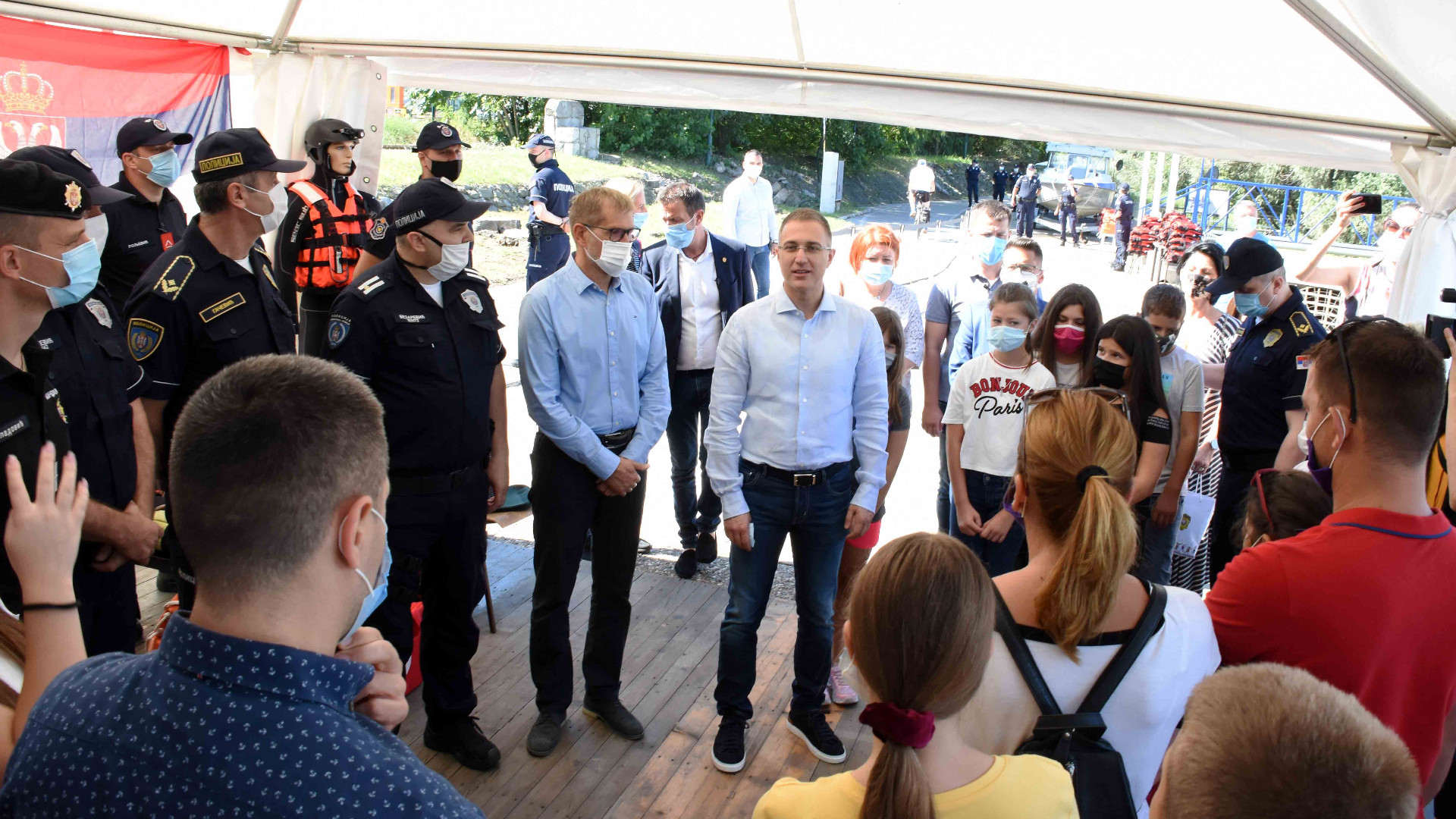 Stefanović na druženju sa decom stradalih pripadnika MUP-a (FOTO) 1