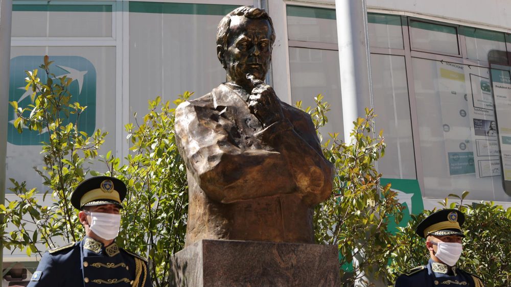 U Prištini otkrivena bista američkog senatora Boba Dola 1