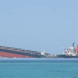 Prepolovio se brod iz kojeg su se izlile tone nafte kod Mauricijusa 5