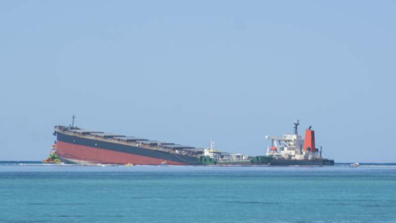 Prepolovio se brod iz kojeg su se izlile tone nafte kod Mauricijusa 1