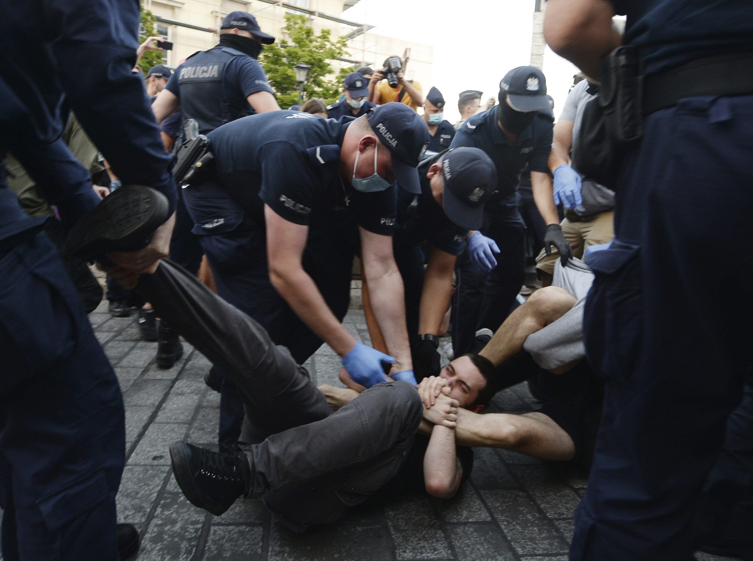 Na protestima u Varšavi policija uhapsila 48 LGBT aktivista 1