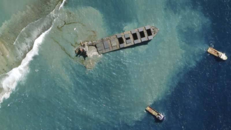 Velike demonstracije na Mauricijusu zbog zagađenja mora naftom 1