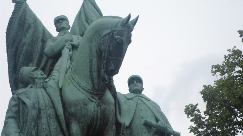 Pariz: Spomenik našim kraljevima 1