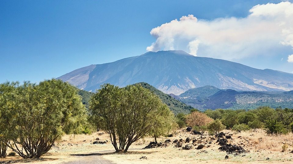 Vulkan Etna ponovo aktivan, izbacuje pepeo 1