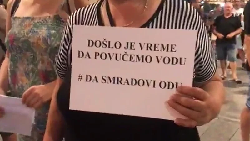 Protest ispred gradske kuće u Zrenjaninu „Da smradovi odu“ (VIDEO) 1