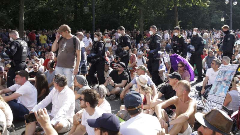 Berlin: Na demonstracijama protiv mera tokom epidemije povređeno 45 policajaca 1