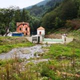 Privedeni novinari i pripadnici "Narodne patrole" po povratku iz Rakite 7