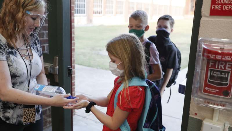 Dilema: Đaci s maskama u razredu ili ne 1