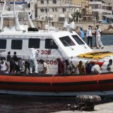 Italija evakuisala 2.400 migranata sa Lampeduze na Siciliju 12
