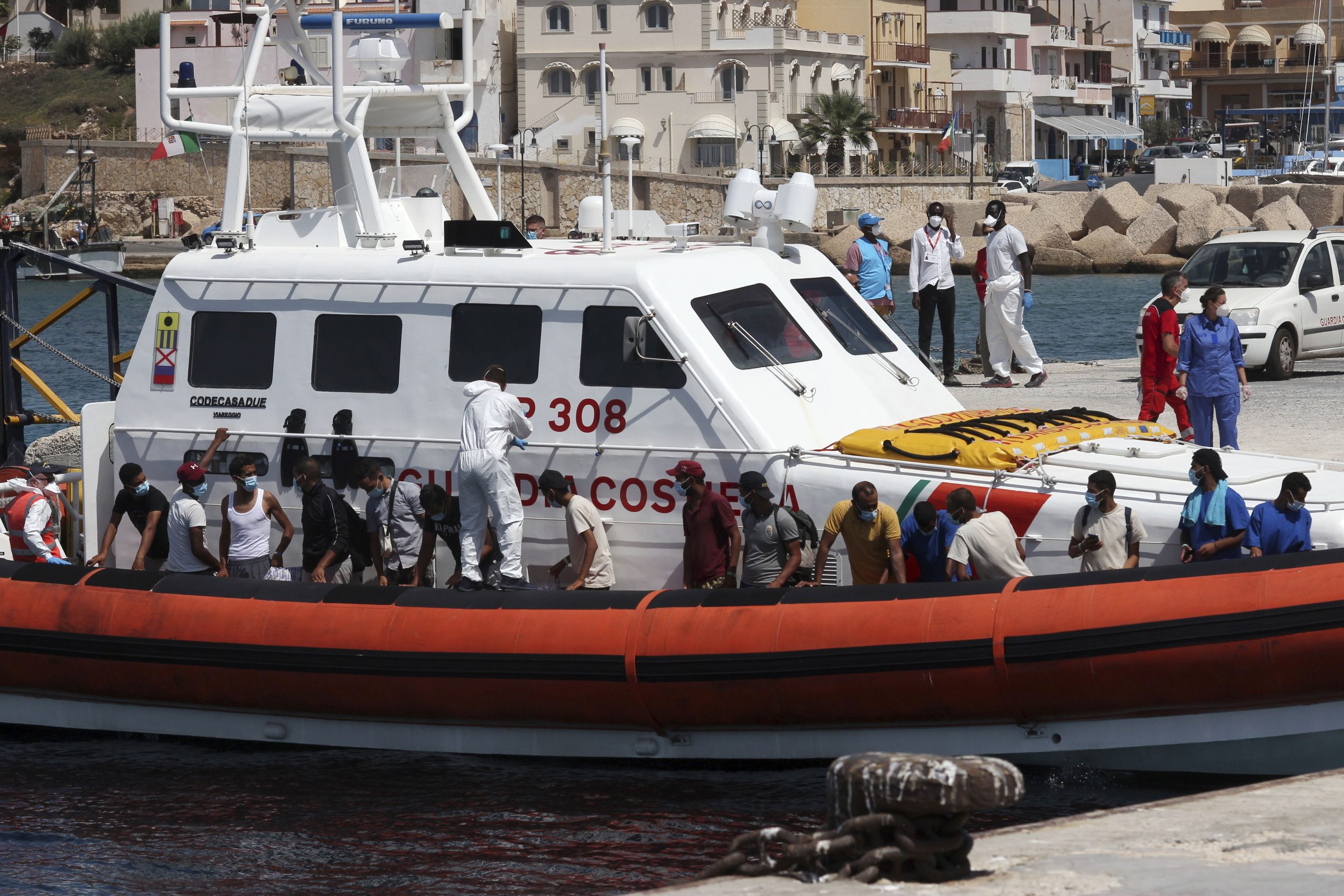 Italija evakuisala 2.400 migranata sa Lampeduze na Siciliju 1