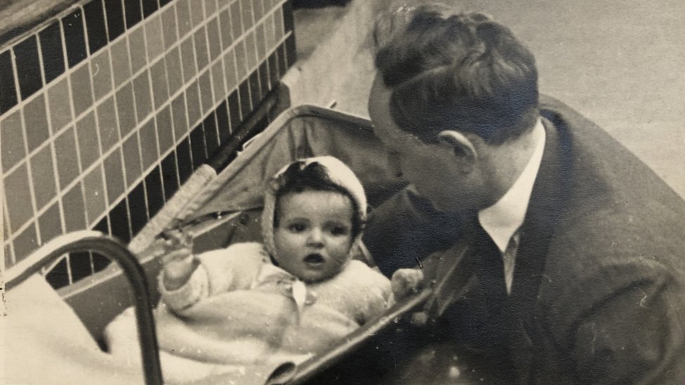 Tuga, smrt, gubitak roditelja: Ako umrete rano, kako će vas se sećati vaša deca 13 Denise with father