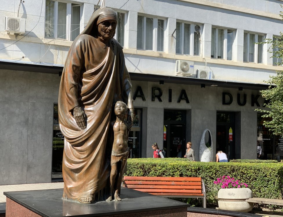 Majka Tereza: Ko je bila kontroverzna svetica i zašto je zovu „graditeljkom mostova na Balkanu" 4 Priština, 2. oktobar 2019.