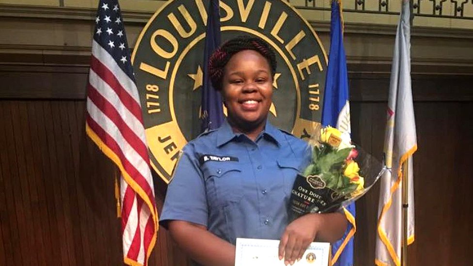 Amerika, rasizam i Briona Tejlor: Ranjena dva policajca na protestima u Lujvilu 2 Image shows Breonna Taylor