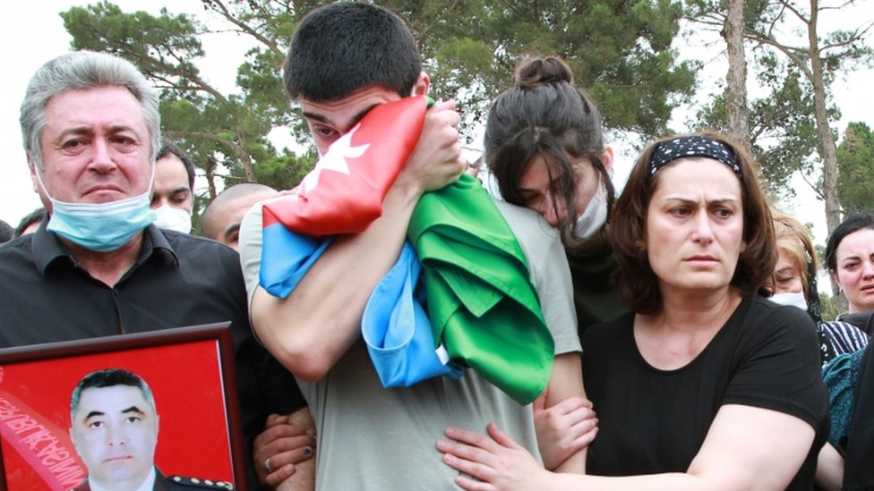 Jermenija i Azerbejdžan: Ratno stanje i zvanično desetine mrtvih i stotine ranjenih, dok se sukob širi 7 Mourners gather at the grave of an Azeri killed in border fighting with Armenia