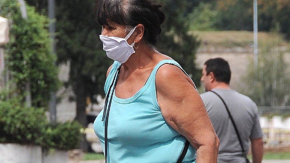 Korona virus: U Srbiji strože kontrole poštovanja epidemioloških mera - Venecuela traži dobrovoljce za testiranje ruske vakcine 2 žena s maskom