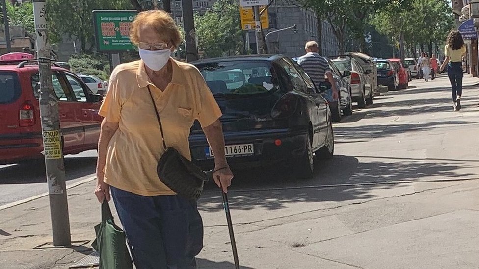 Korona virus: U Kliničkom centru u Nišu smanjen broj pacijenata, u Americi najavljuju mogućnost distribucije vakcine od novembra 2 Ljudi na ulicama Beograda