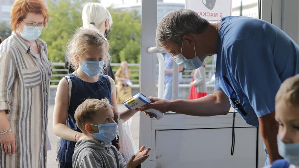 Korona virus: U Srbiji strože kontrole poštovanja epidemioloških mera - nova pravila širom Evrope zbog početka školske godine 1 provera temperature