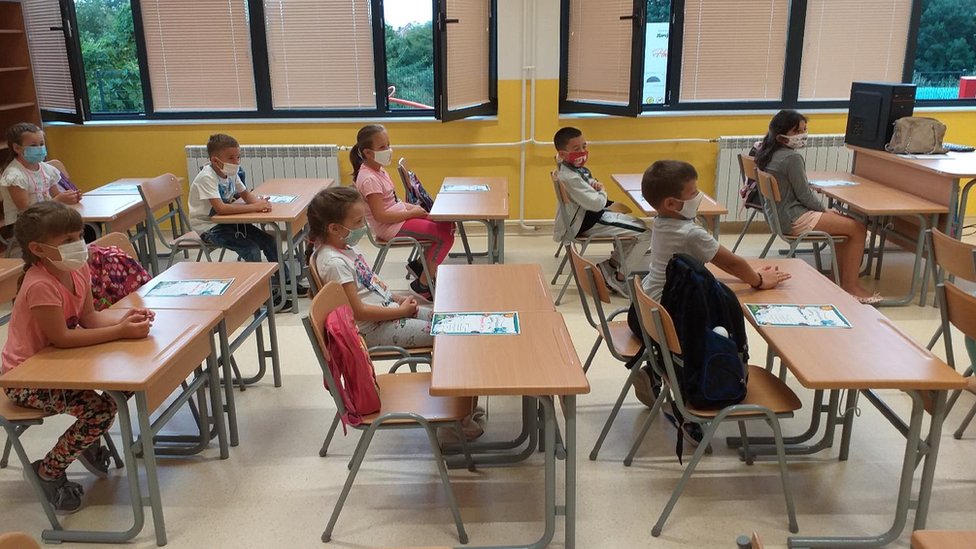 Škole i korona virus: Odlaganje početka nastave, prkos roditelja i nova pravila na Balkanu i u svetu 3 Deca i škola