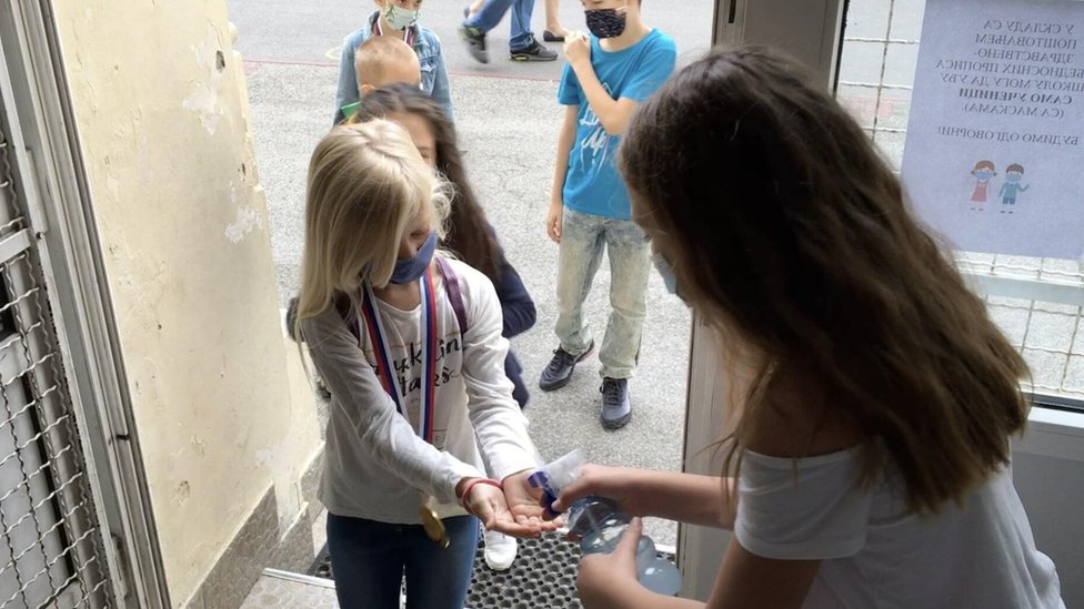 Škole i korona virus: Odlaganje početka nastave, prkos roditelja i nova pravila na Balkanu i u svetu 1 Deca i škola