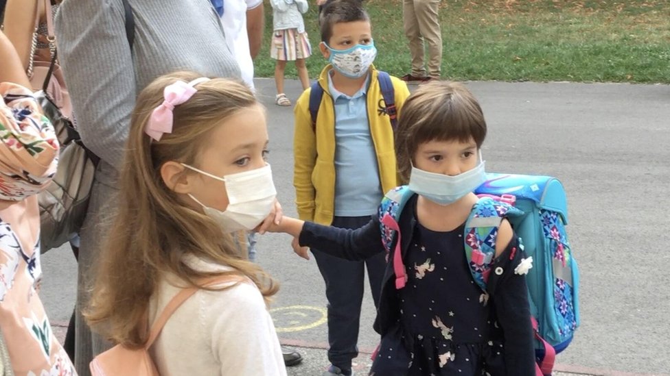 Škole i korona virus: Odlaganje početka nastave, prkos roditelja i nova pravila na Balkanu i u svetu 4 Deca i škola