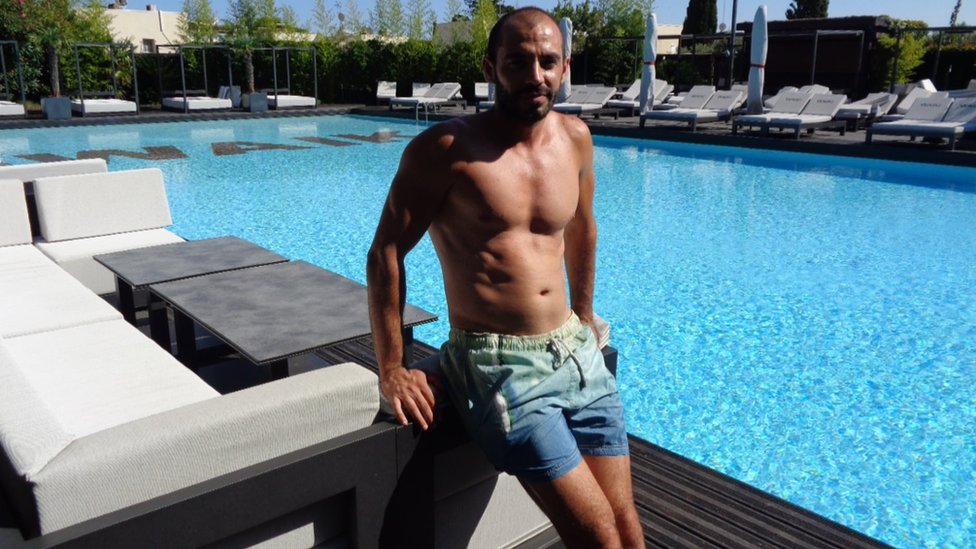 Virus korona i letovanje: Nudisti koji šire korona virus u francuskom letovalištu 8 Karim Isartel, šef kluba Vaiki Bič, morao je da otpusti 22 zaposlenih zbog epidemije