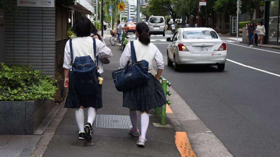 Svetski dan prevencije samoubistva: „Pokušaje da se ubijem pretvorila sam u strip" 6 School girls walking a Tokyo street