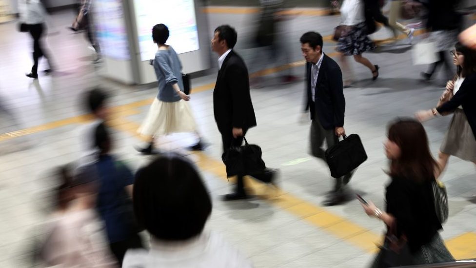 Svetski dan prevencije samoubistva: „Pokušaje da se ubijem pretvorila sam u strip" 11 People walking at a Japanese train station