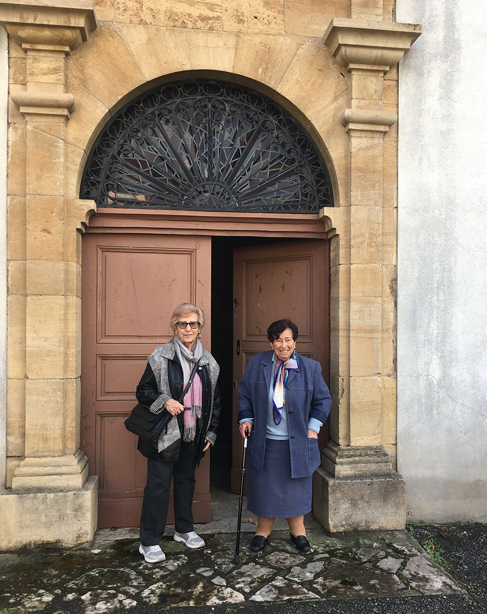 Helena i Ani na ulazu u samostan