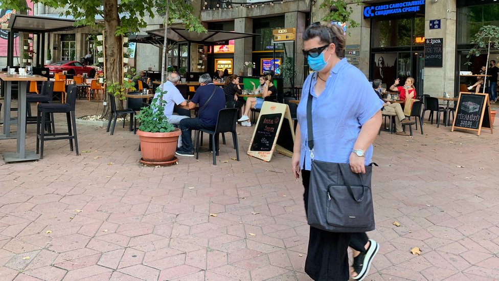 Korona virus: U Srbiji rizik od povratka turista sa letovanja, povećava se broj obolelih u Velikoj Britaniji 2 korona nataša epidemija beograd žena s maskom