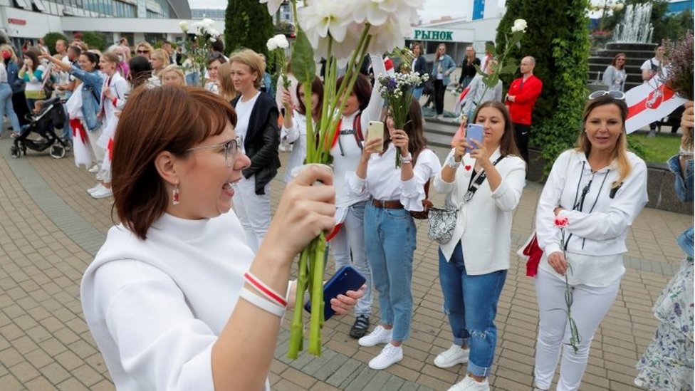 Izbori u Belorusiji: Demonstranti se sukobili sa snagama bezbednosti 4 Representative of the Co-ordination Council for members of the Belarusian opposition Olga Kovalkova holds flowers as she attends an opposition demonstration to protest against presidential election results in Minsk, Belarus August 22, 2020.