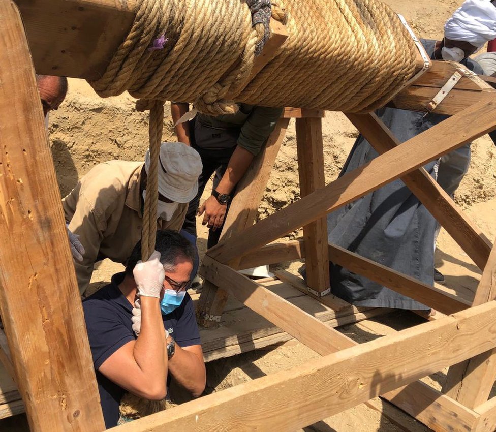 Drevni Egipat: Sarkofag star 2.500 godina otkriven drevnom groblju 3 The coffins were discovered down an 11-metre (36ft) deep well, accessed by a shaft