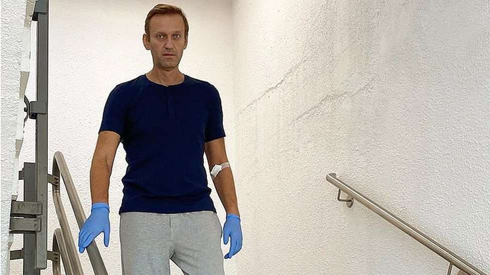 Aleksej Navaljni: Kako je njegov tim pronašao dokaz sa „novičokom“ na flašici 1 Alexei Navalny pictured at a hospital in Berlin. 22 Sept 2020
