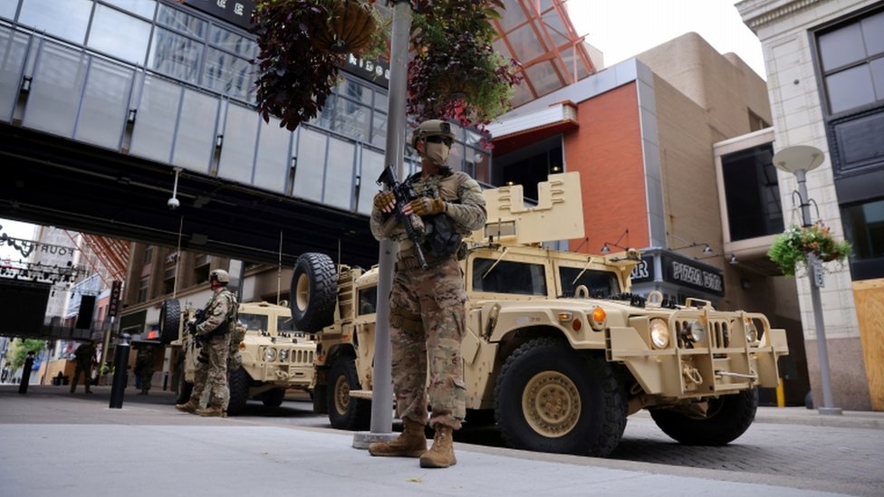Amerika, rasizam i Briona Tejlor: Ranjena dva policajca na protestima u Lujvilu 3 Members of the National Guard are seen in the street in Louisville