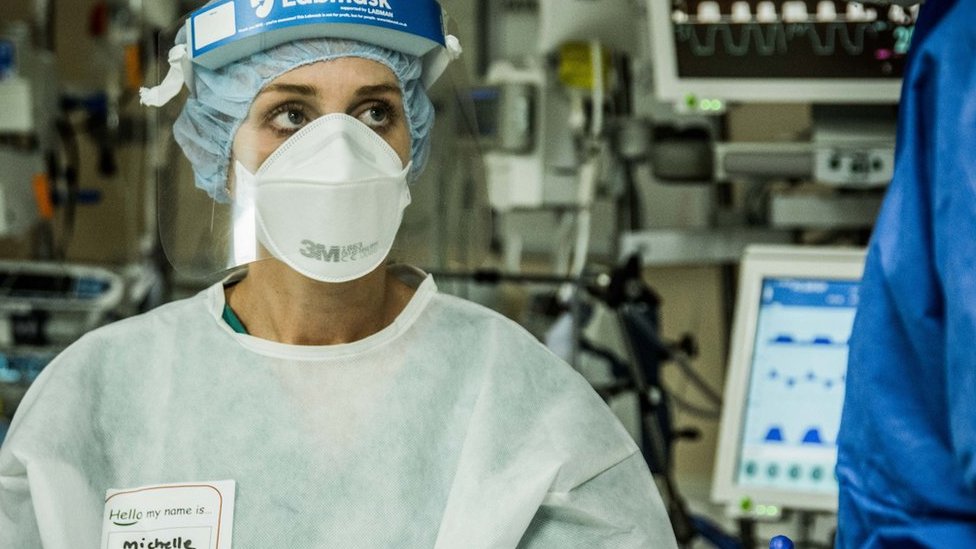 Korona virus: U Srbiji bez smrtnih slučajeva, u Španiji strahuju da je Madrid „bomba“ koja preti celoj zemlji 2 Nurse in mask