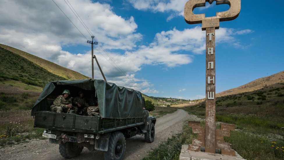 Jermenija i Azerbejdžan: Ni nagoveštaj pregovora, novi snimci ratnih dejstava, fotografija srušenog aviona 5 Nagorno-Karabakh troops near the border (file pic)