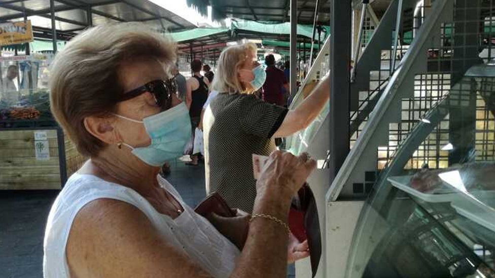 Korona virus: Jedan čovek preminuo, popuštanje mera u Srbiji, u Evropi ograničavanje rada kafića 1 korona virus, maske, pijaca