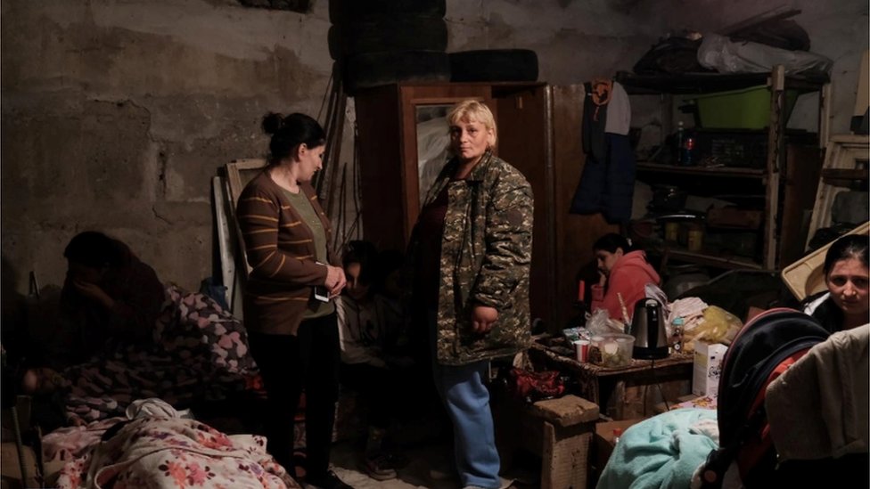 Jermenija i Azerbejdžan: Ratno stanje i zvanično desetine mrtvih i stotine ranjenih, dok se sukob širi 4 Residents including children have taken cover in bomb shelters during shelling in the capital Stepanakert
