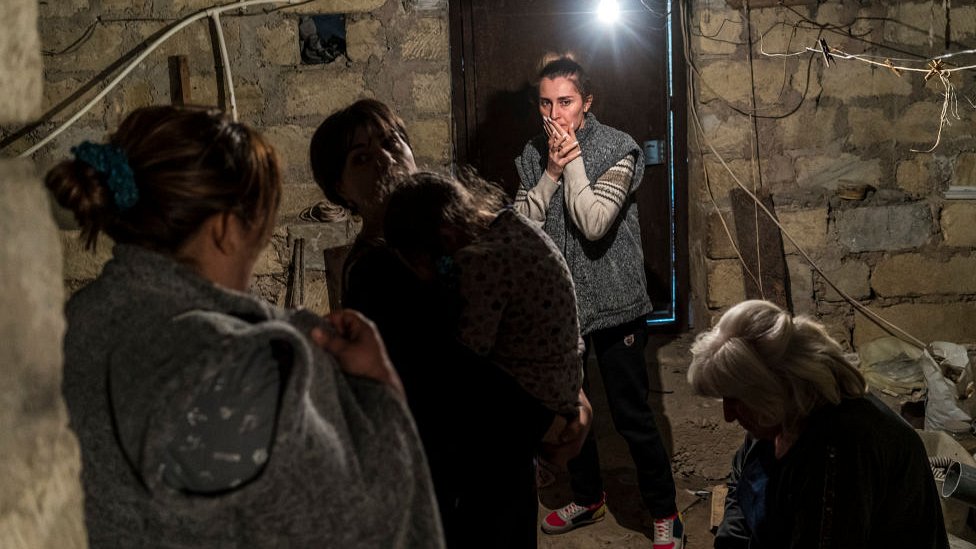 Jermenija i Azerbejdžan: Ni nagoveštaj pregovora, novi snimci ratnih dejstava, fotografija srušenog aviona 4 Stepanakert, Nagornый Karabah, žiteli prяčutsя ot vozmožnыh obstrelov i naletov v podvale