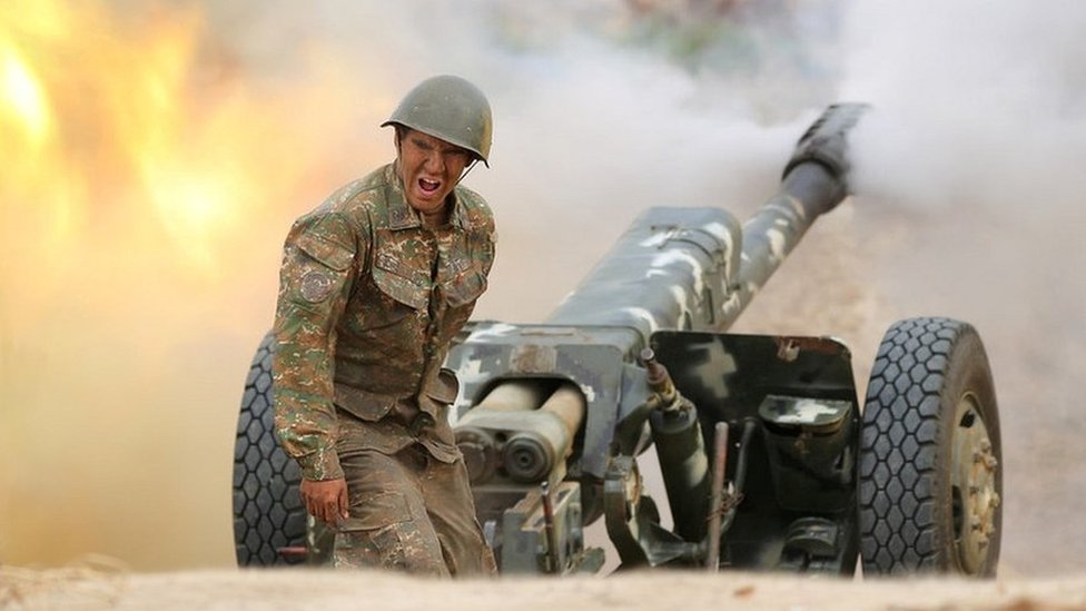 Jermenija i Azerbejdžan: Ni nagoveštaj pregovora, novi snimci ratnih dejstava, fotografija srušenog aviona 1 Armяnskiй artillerist v Karabahe 29 sentяbrя