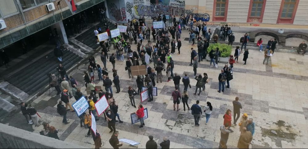 Protest zaposlenih na Filološkom fakultetu, traže da se nastavi izbor dekana (FOTO/VIDEO) 2 Protest zaposlenih na Filološkom fakultetu, traže da se nastavi izbor dekana (FOTO/VIDEO) 2