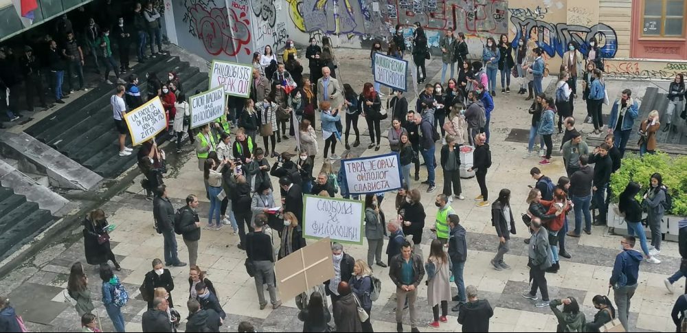 Protest zaposlenih na Filološkom fakultetu, traže da se nastavi izbor dekana (FOTO/VIDEO) 1