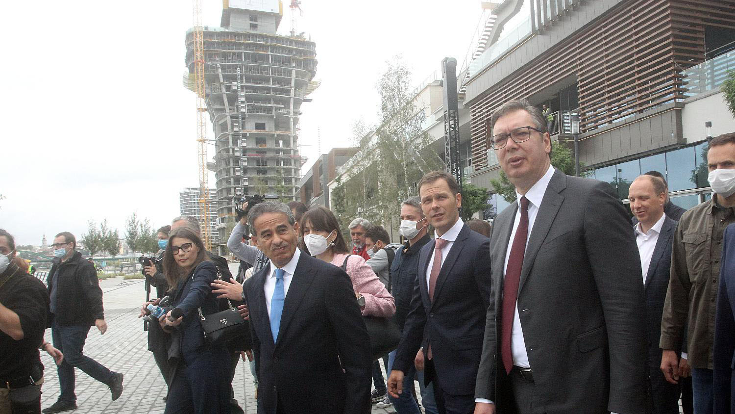 Tržni centar za mesec, mesec i po, Kula stigla do 19. sprata 1