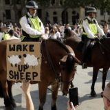 U Londonu protest protiv restrikcija za suzbijanje korona virusa 7